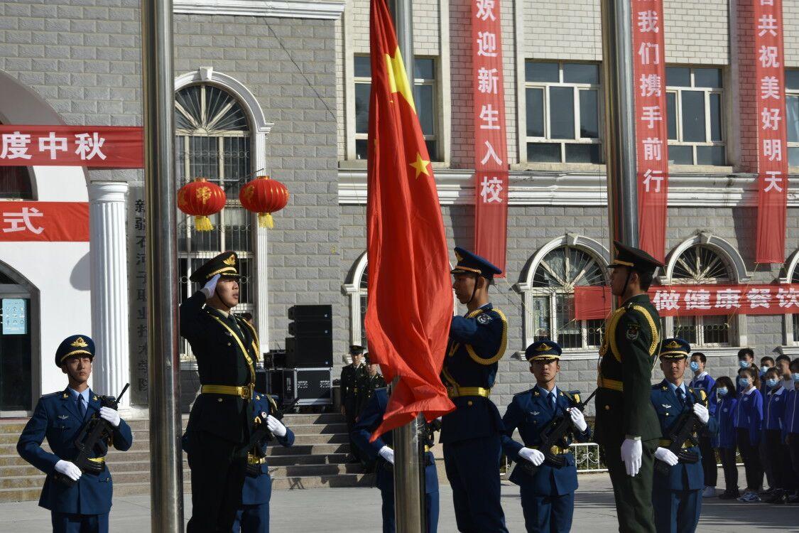 新疆石河子职业技术学院士官学院国旗护卫队承担师市国庆节升旗任务