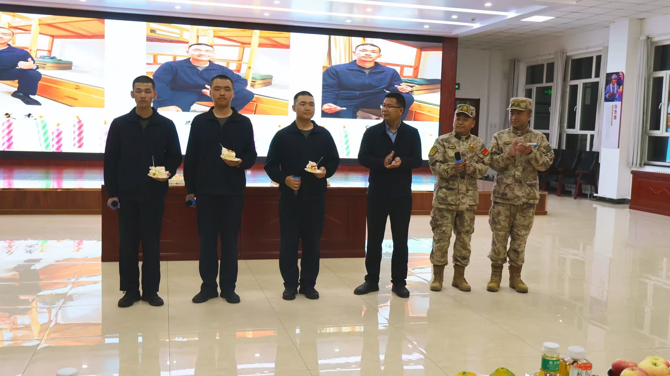 月圆映迷彩 同心筑军魂——新疆石河子职业技术学院定向培养学院新生举办集体生日暨中秋主题晚会