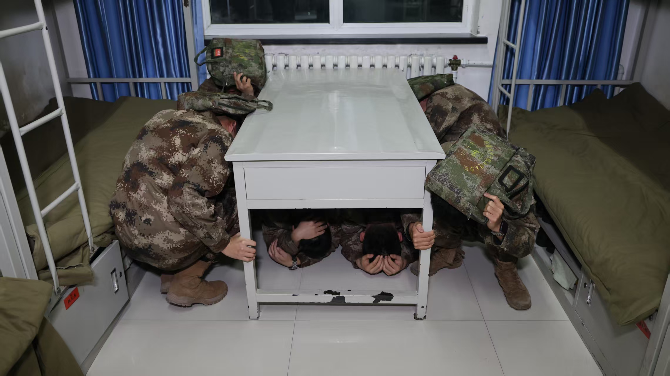 防灾于未然，演练筑平。新疆石河子职业技术学院定向培养学院地震应急避险训练顺利举行