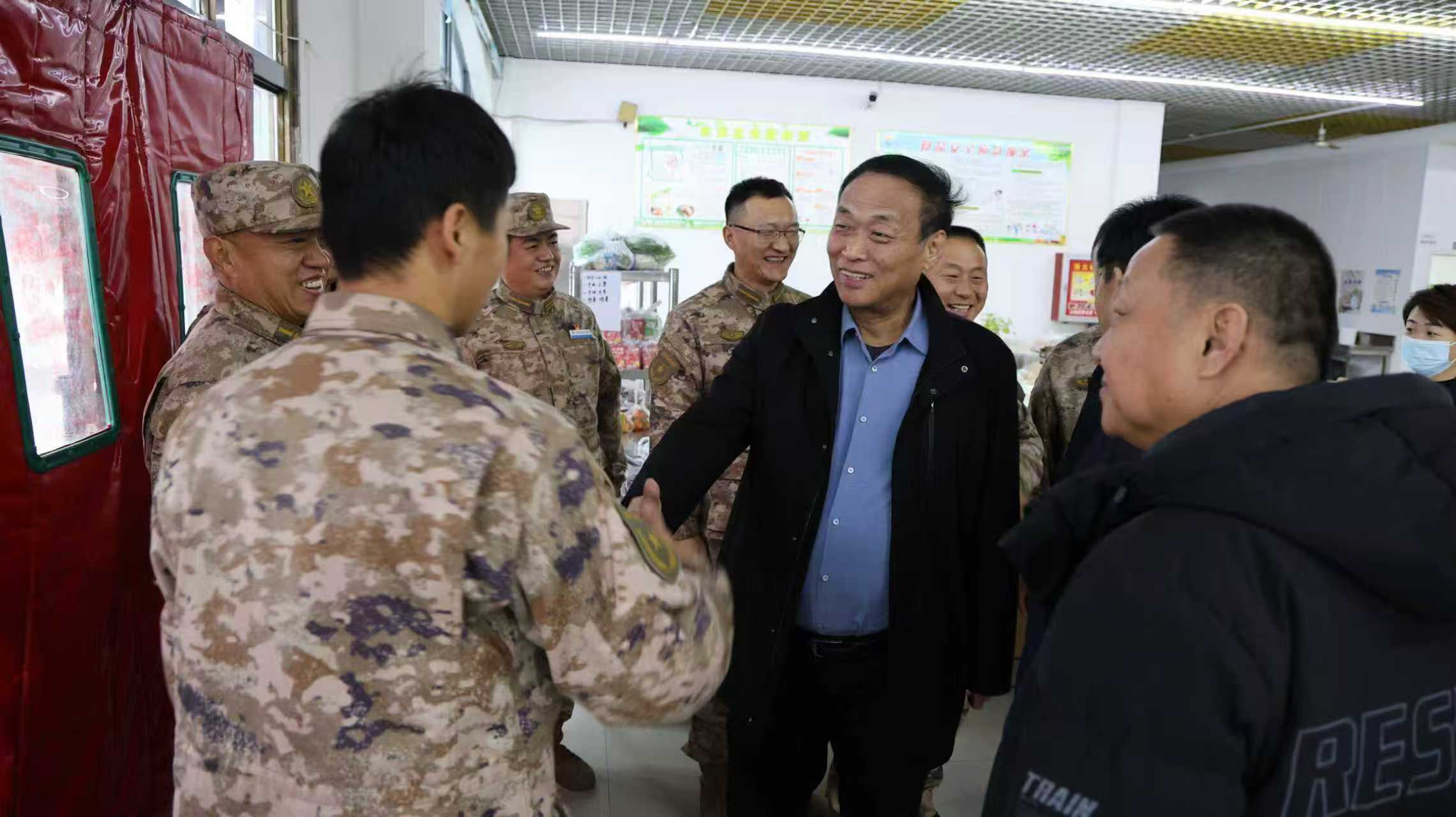 情暖冬至 饺香聚力--新疆石河子职业技术学院定向培养学院党支部组织教官冬至包饺子活动