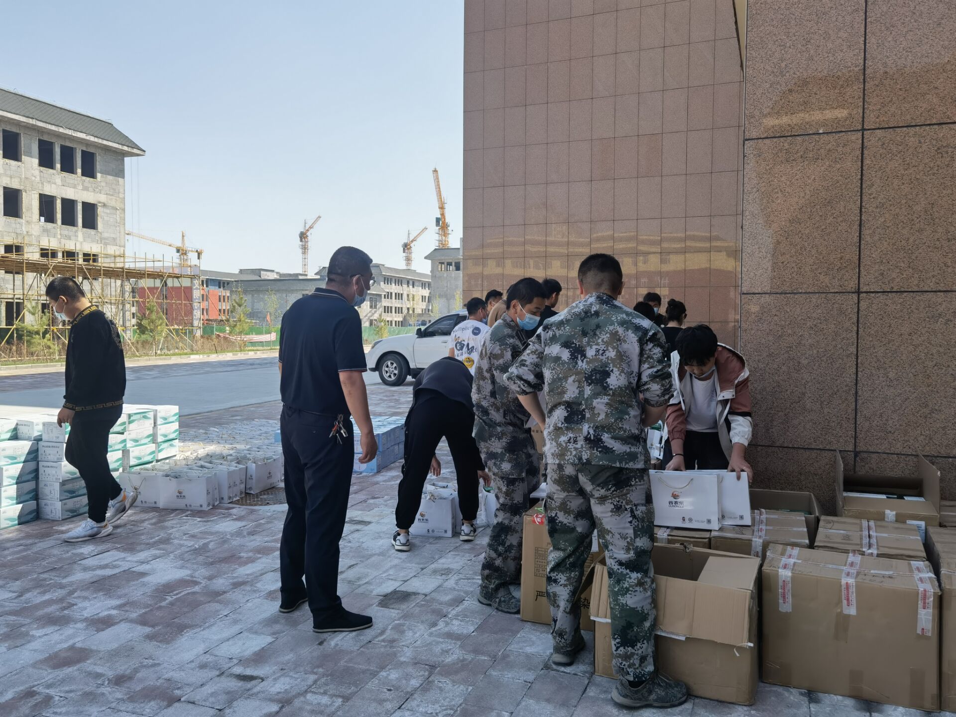 节日送慰问 情暖会员心 ——新疆石河子职业技术学院工会发放“五一”慰问品