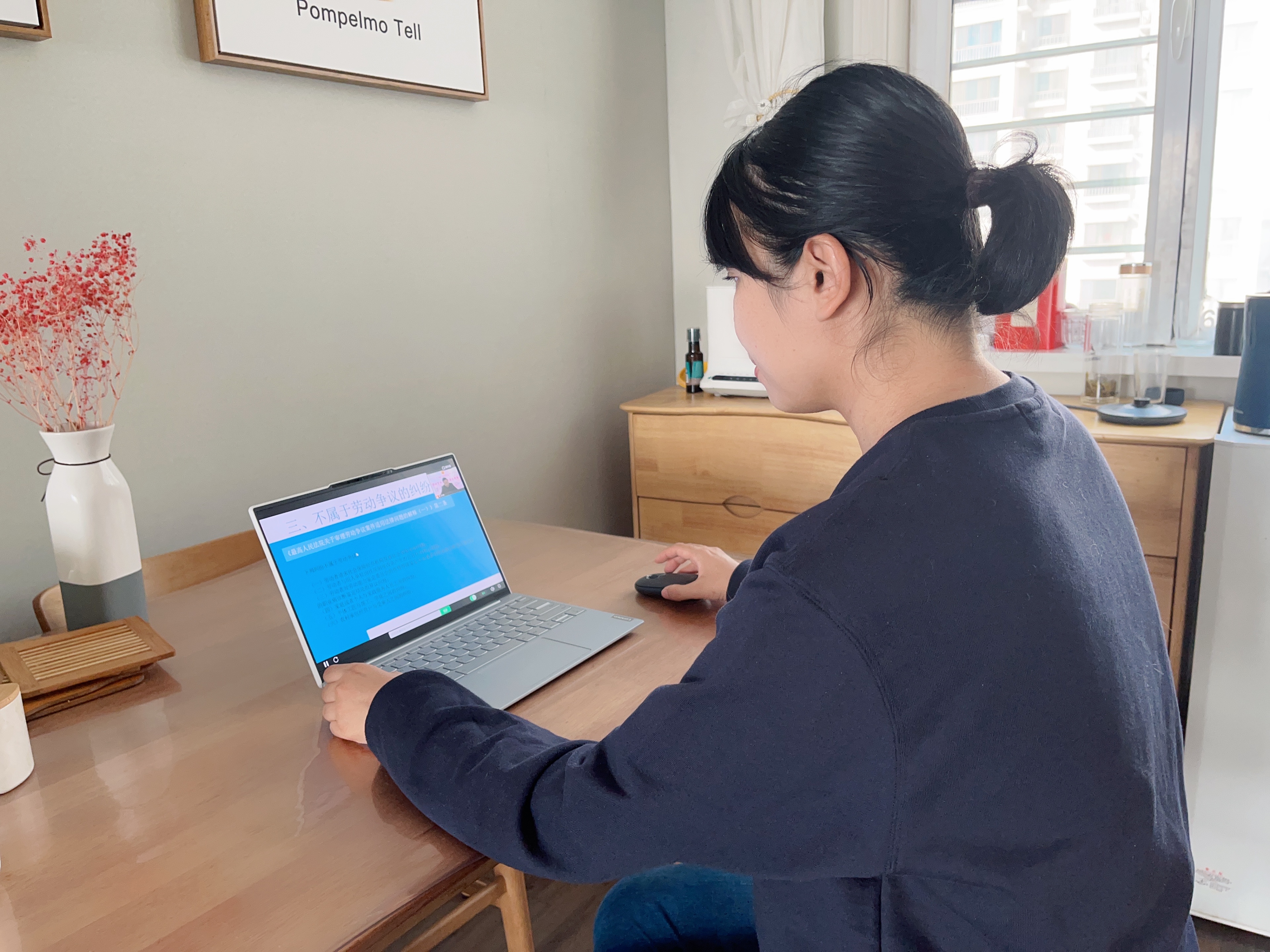 尊法守法 携手筑梦 —新疆石河子职业技术学院工会组织开展女职工普法宣传维权行动月活动