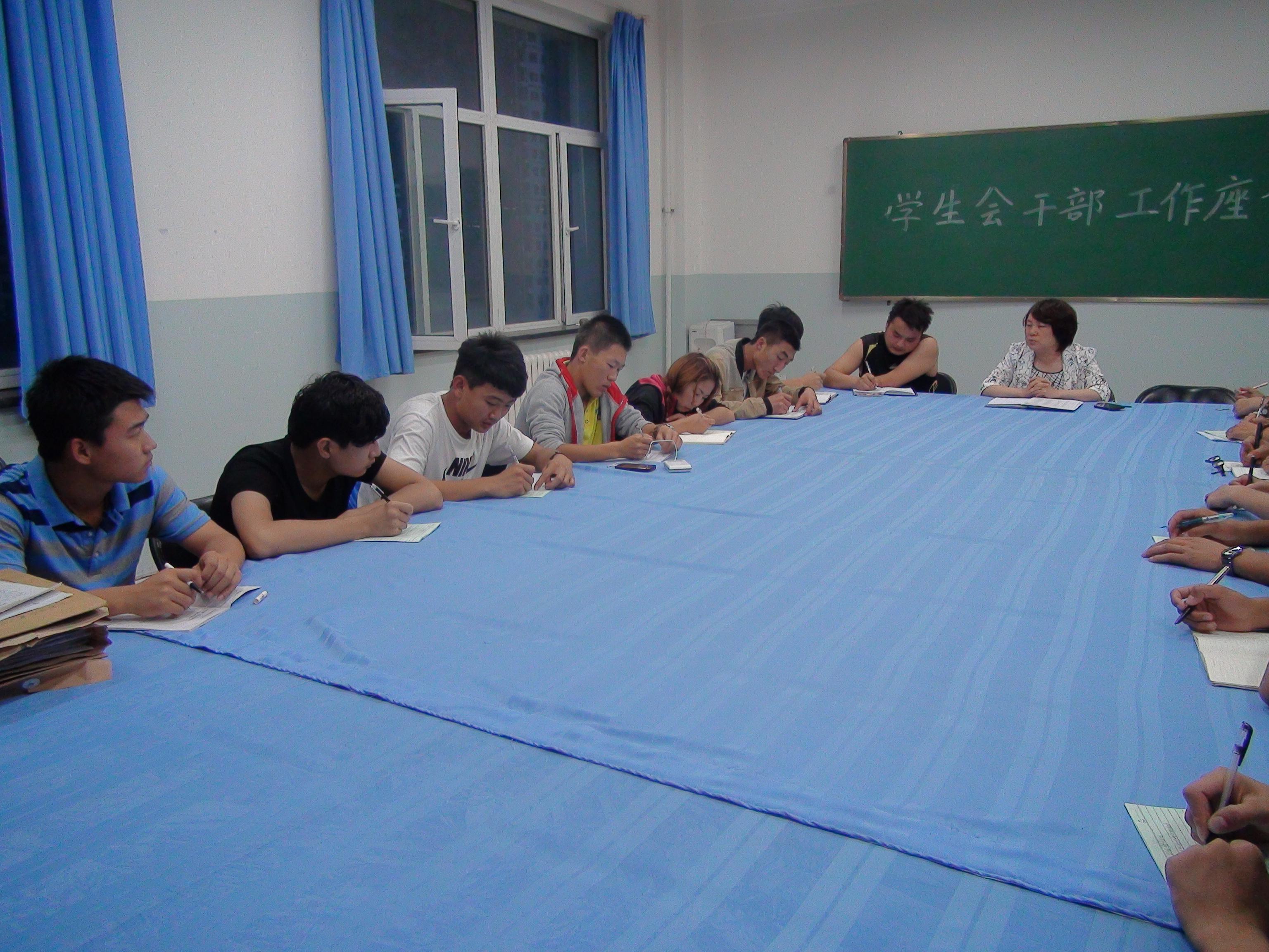 机械电气工程分院召开学生会干部座谈会