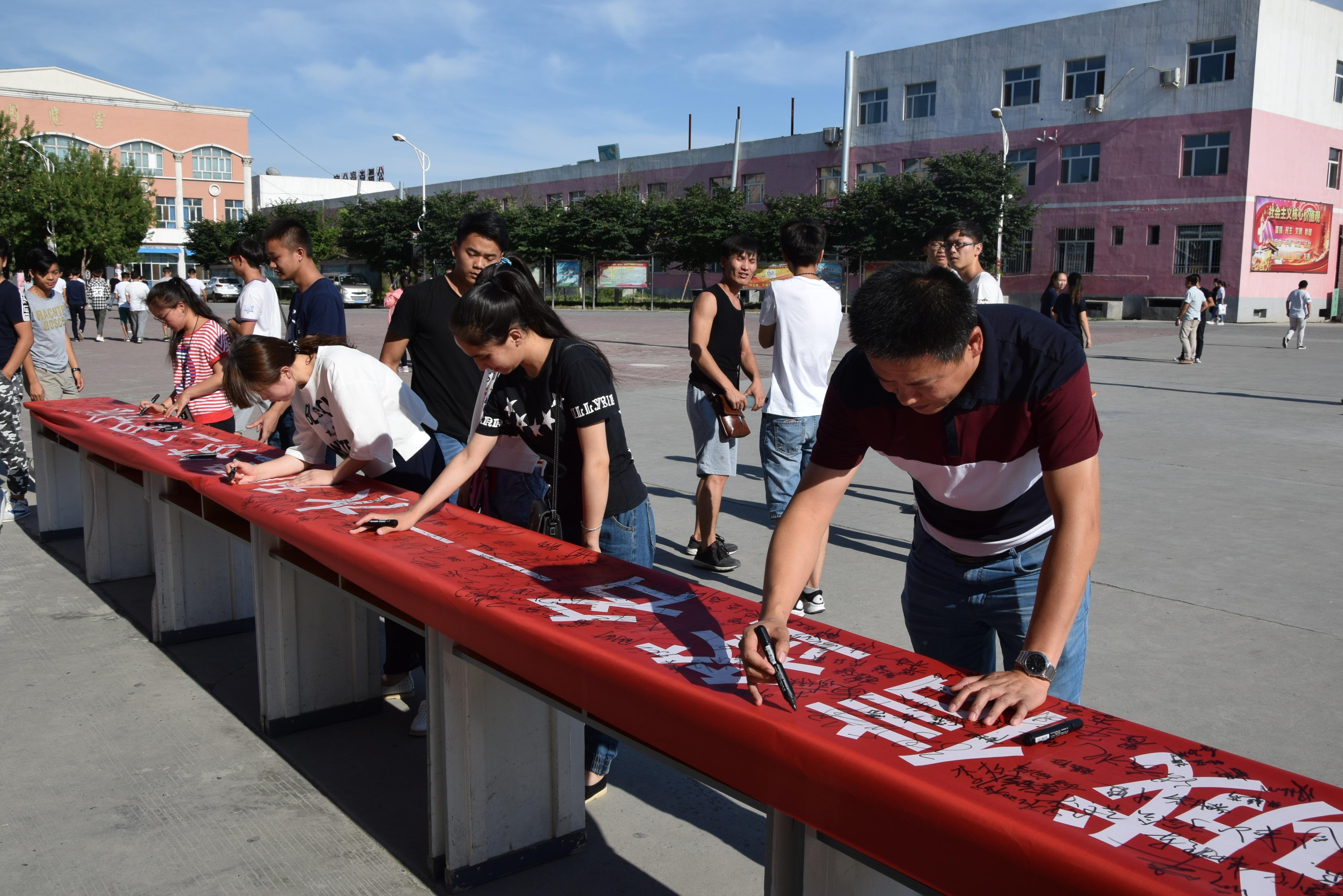 我为诚信代言水建分院举办大学生资助诚信教育宣誓签名活动