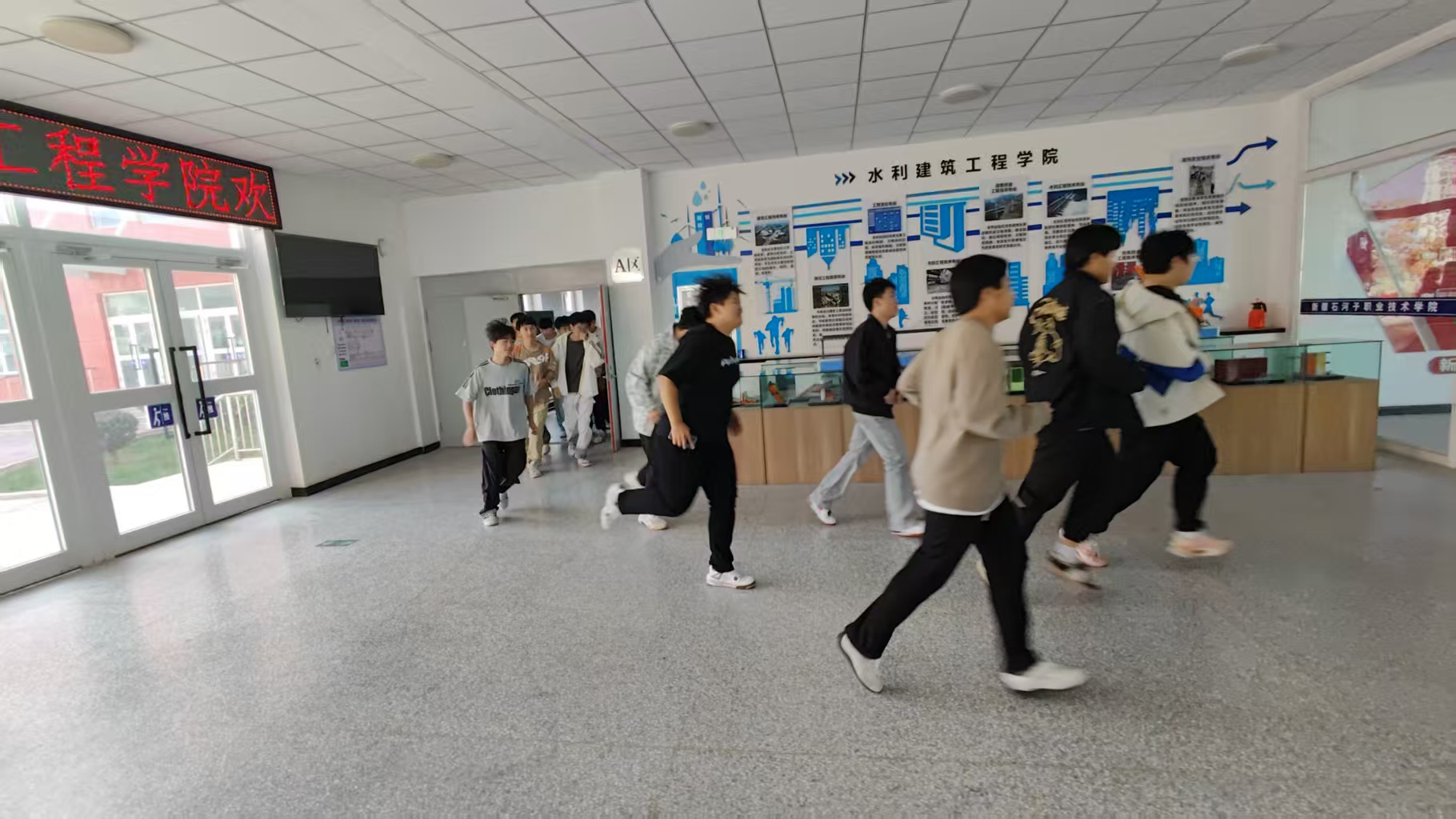 水利建筑工程学院开展“9·18”防空疏散演练