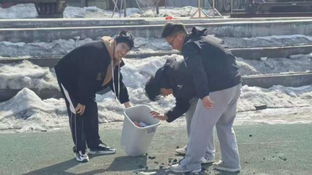 新疆石河子职业技术学院水利建筑工程学院组织开展校园清洁志愿服务活动