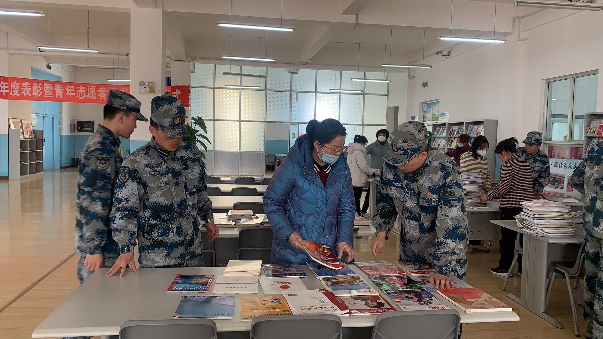 “学雷锋·树新风”我们在行动——学院图书馆组织学雷锋主题活动