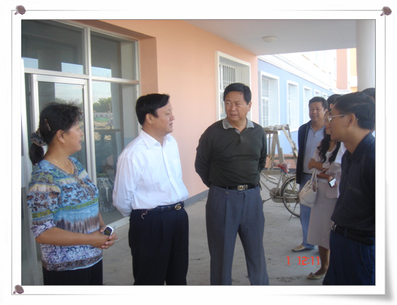 余师长市长视察学院