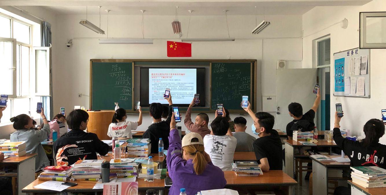 我们都是收信人  我们用青春作答