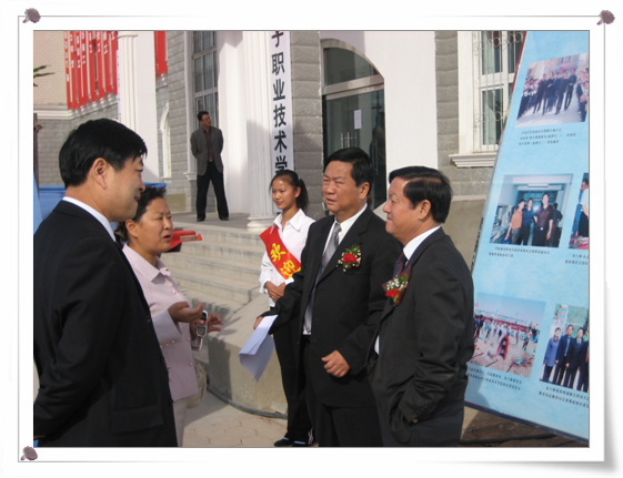 余师长市长视察学院