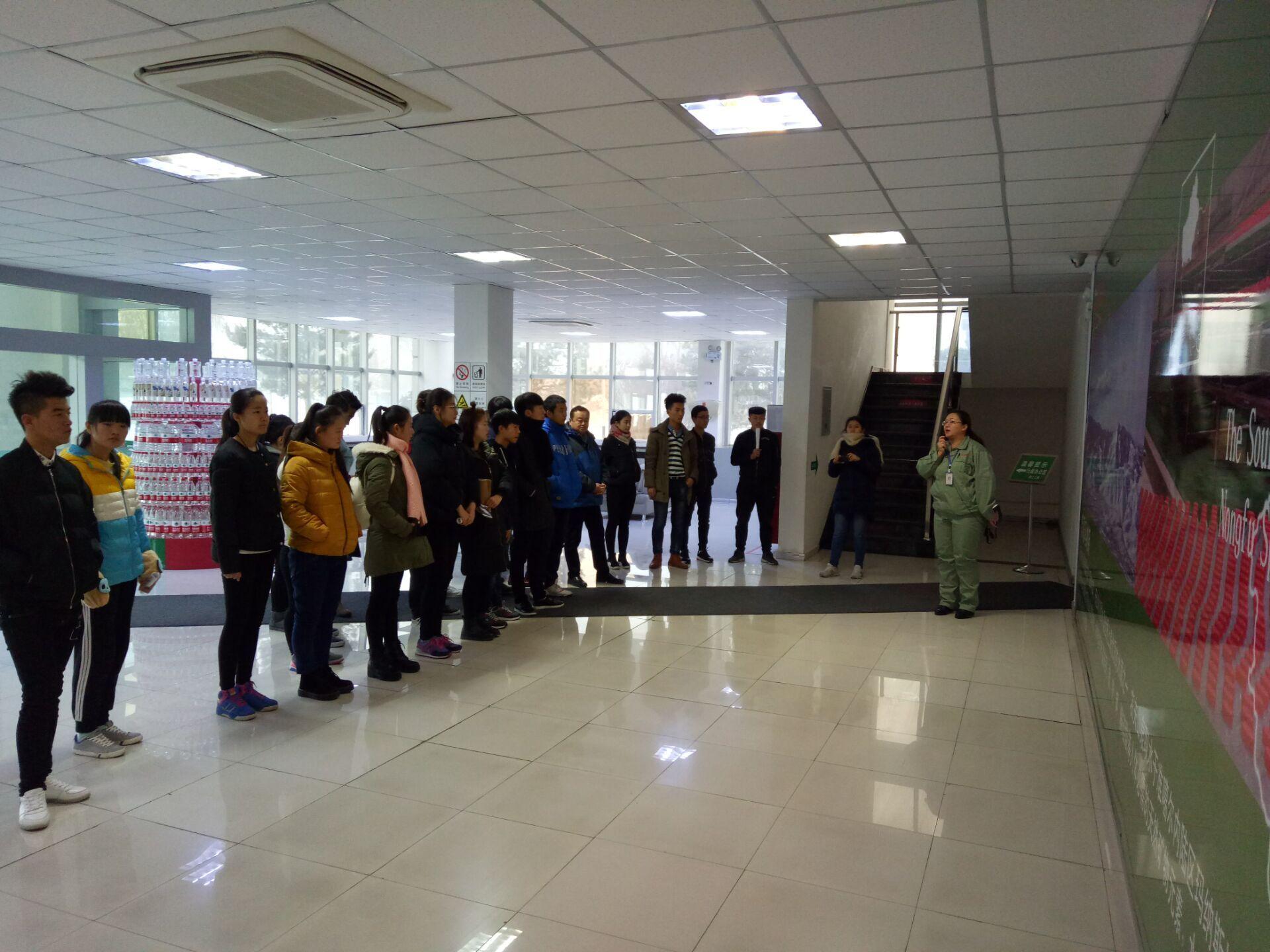 组织学生参观企业  激发学习就业热情