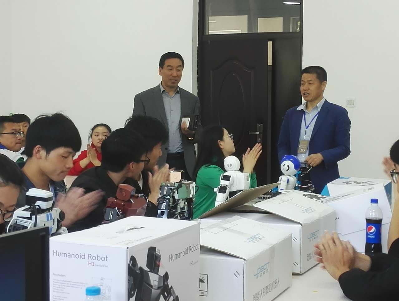 智能机器人培训班开课  为大学生插上创新创业的翅膀