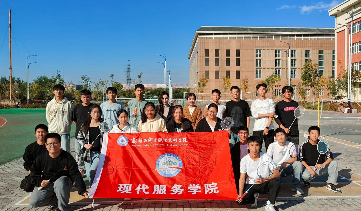 青春“羽”动 精彩飞扬——现代服务学院羽毛球比赛圆满落幕