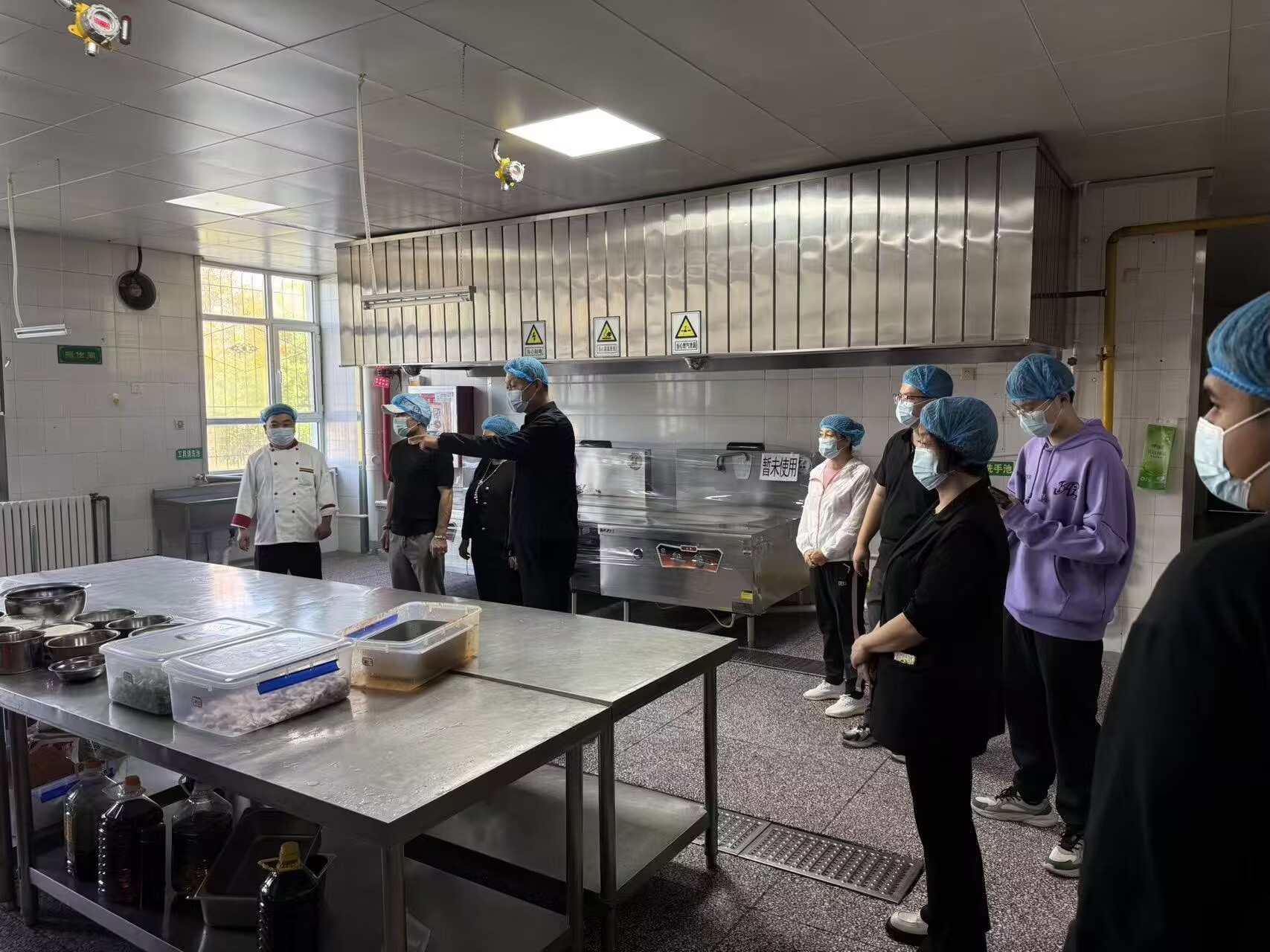 家校携手督膳食 共筑舌尖安全线——公共基础学院开展家长委员会餐饮监督活动