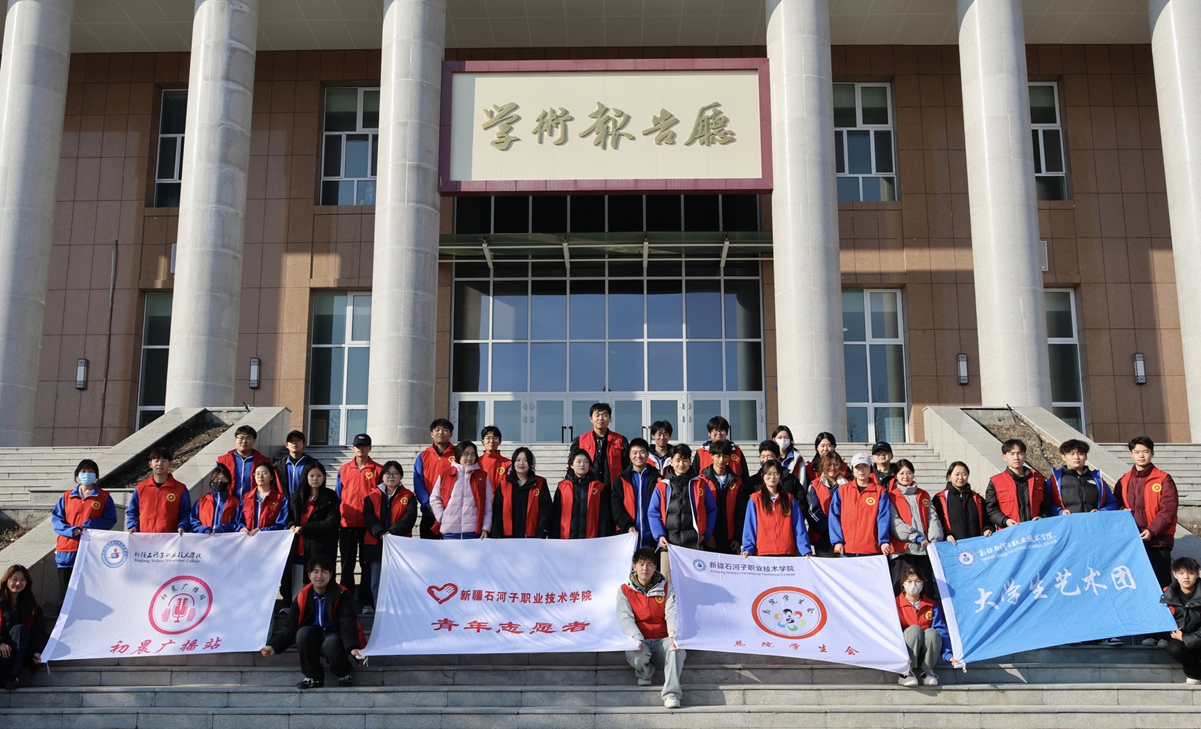 志愿点亮校园角 行动书写青春色——学院团委组织开展美化校园志愿服务活动