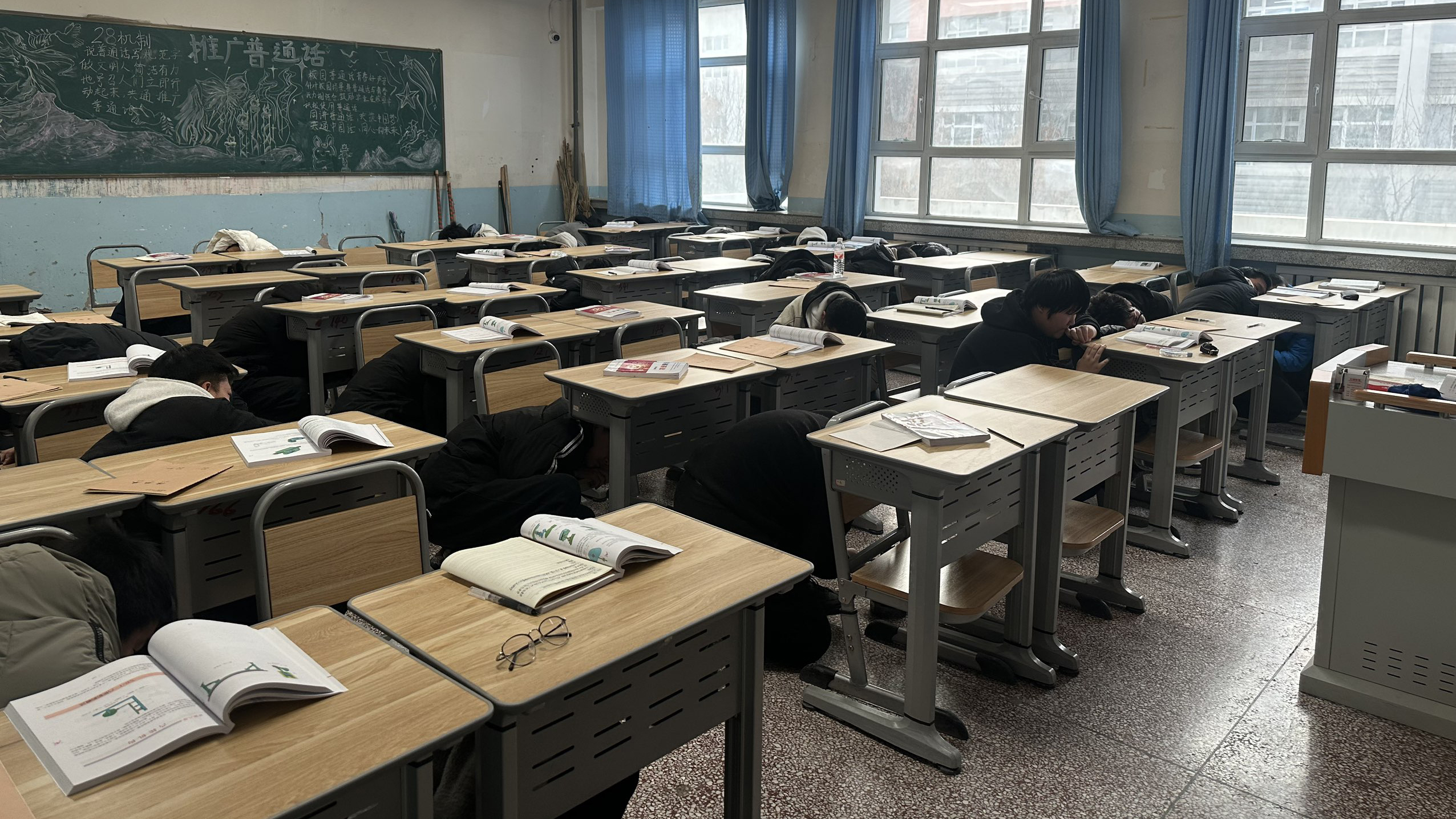 以练筑防 护航平安——公共基础学院组织学生开展应急疏散演练