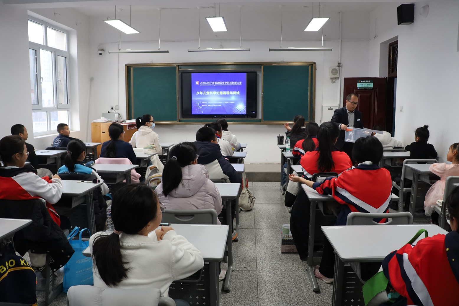 2025年八师石河子市第三十九届青少年科技创新大赛在我校顺利举行