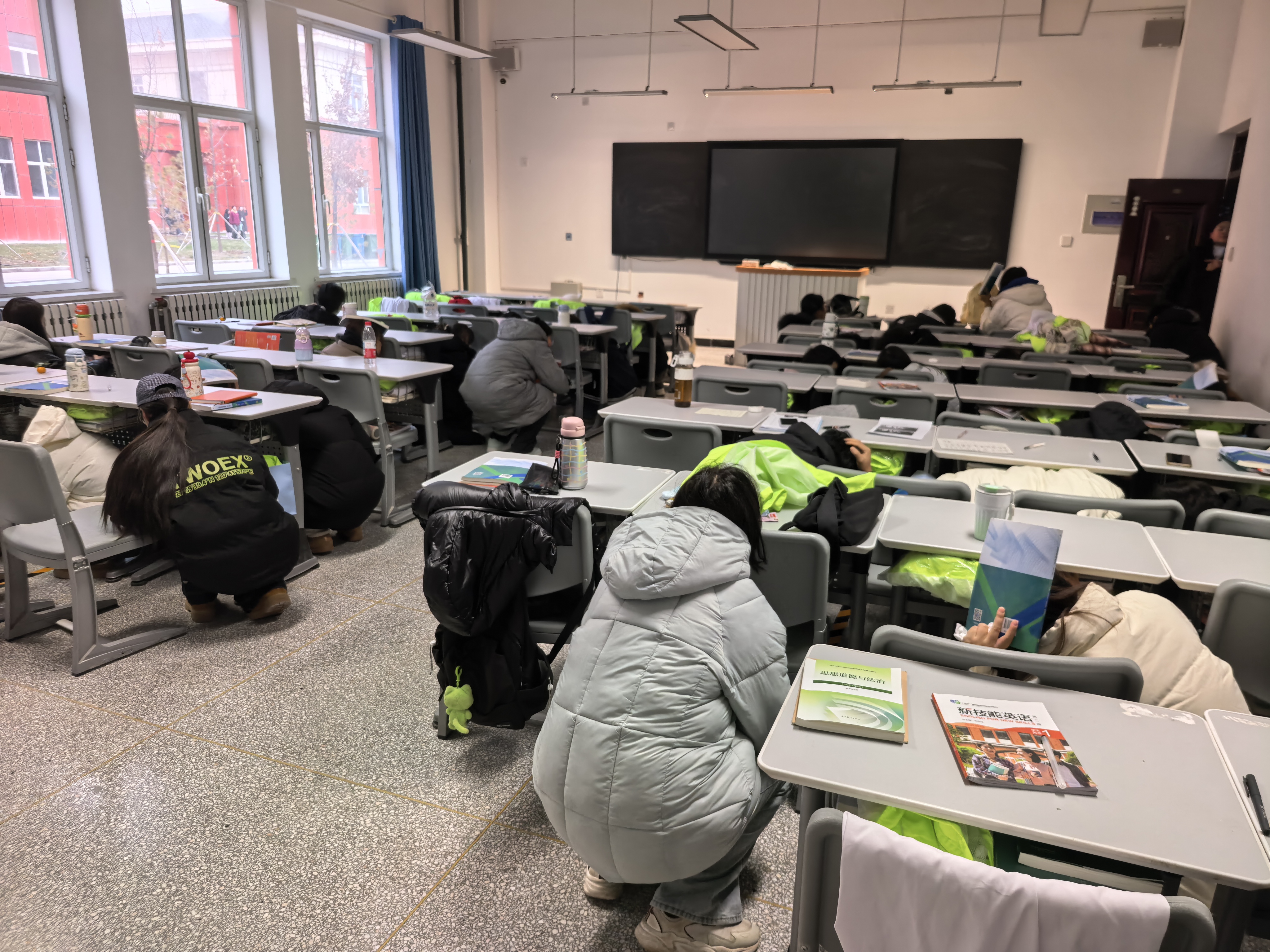 防震演练筑防线 安全意识入人心——食品工程学院（化工与环境工程学院）开展防震避险应急演练