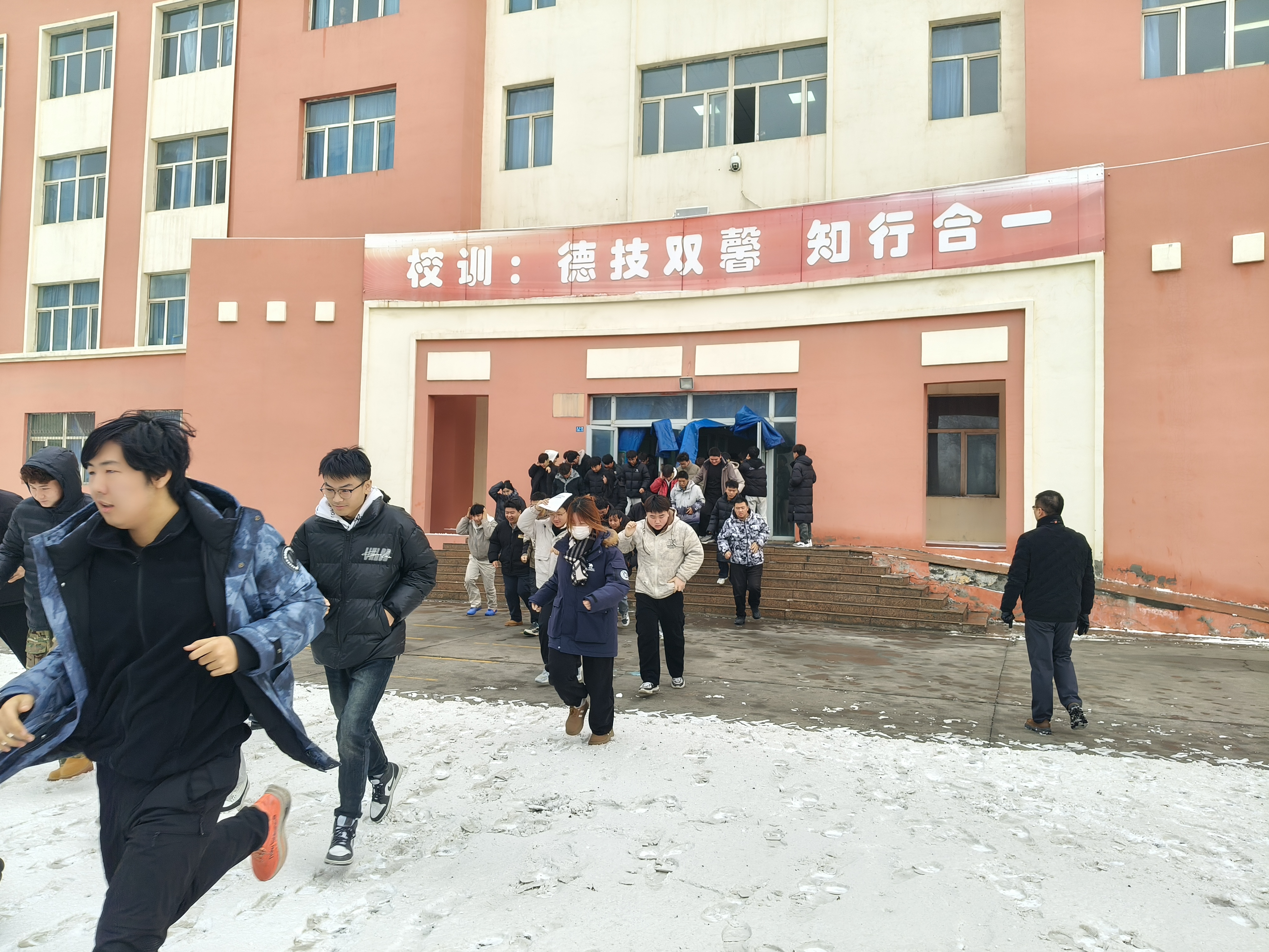 以练筑防 临危不乱——机械电气工程学院举行防震减灾应急演练