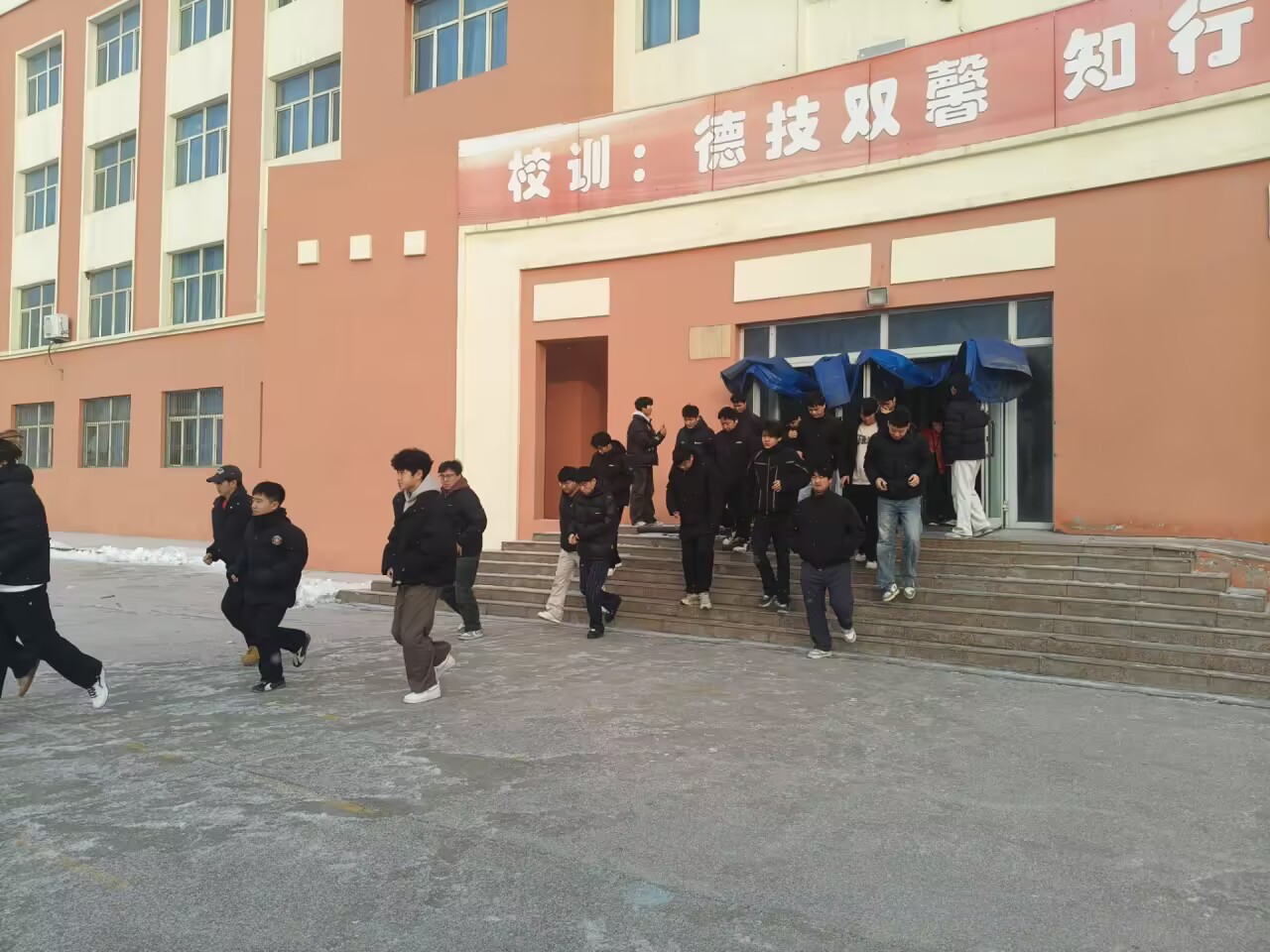 与时间赛跑 为生命护航----机械电气工程学院组织全体师生开展消防安全疏散演练