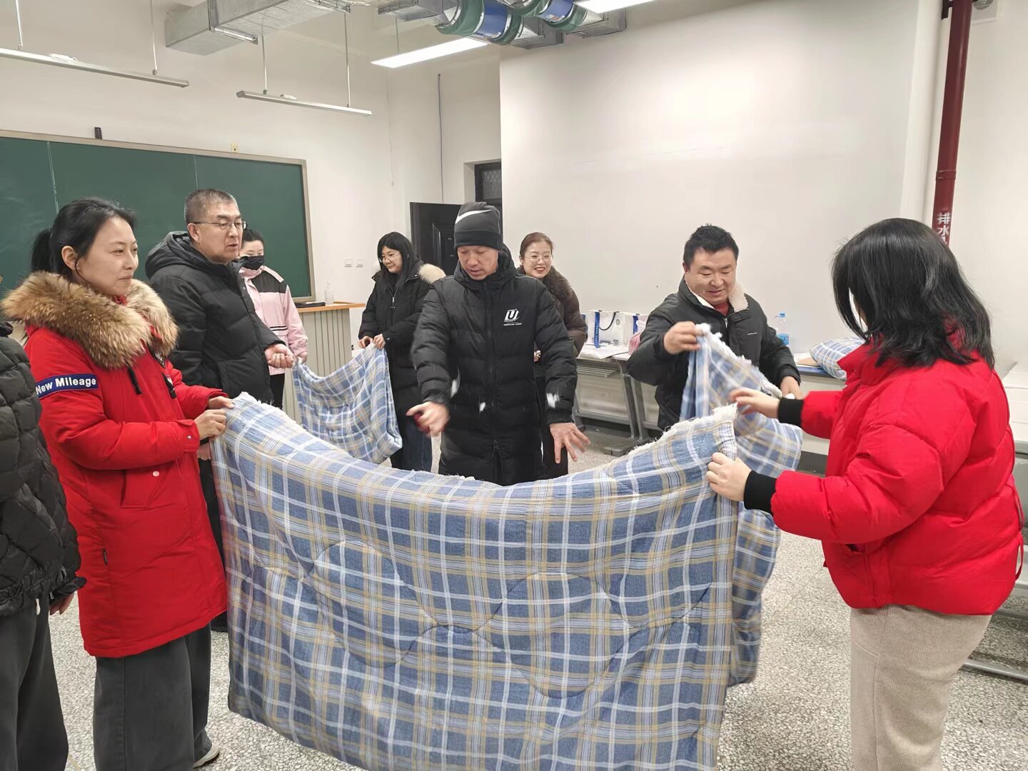 主题党日践初心——现代服务学院直属党支部开展志愿服务活动