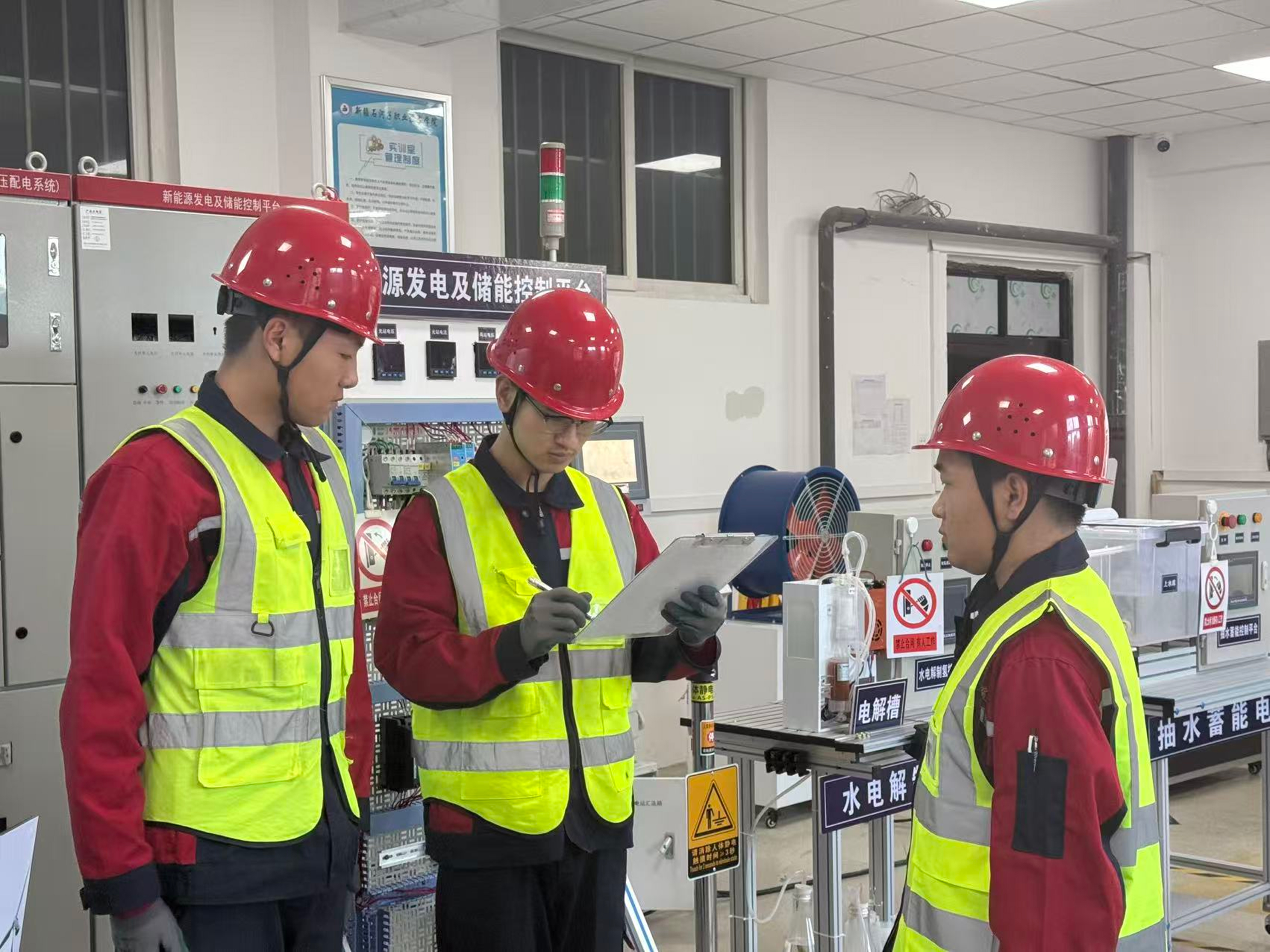 喜报！我校两名师生获评第四届兵团高校思想政治工作年度人物