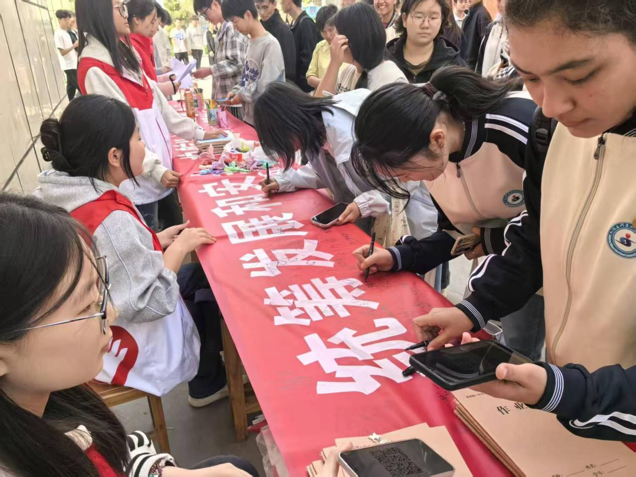 国家安全 青春挺膺——学院团委开展全民国家安全教育日系列活动