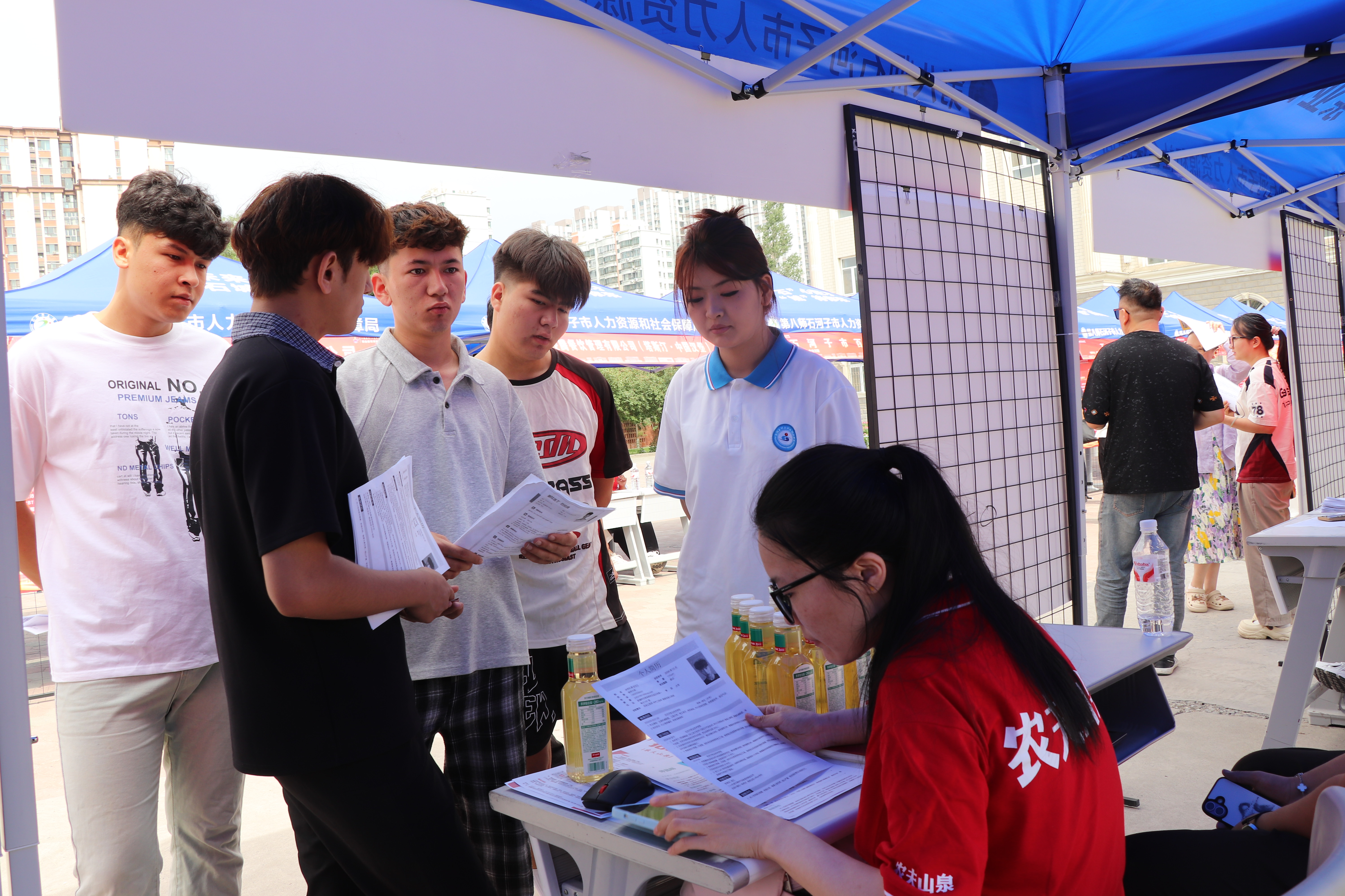 61家企业携1237个岗位入驻！新疆石河子职业技术学院专场招聘会护航毕业生求职、实习生赋能成长