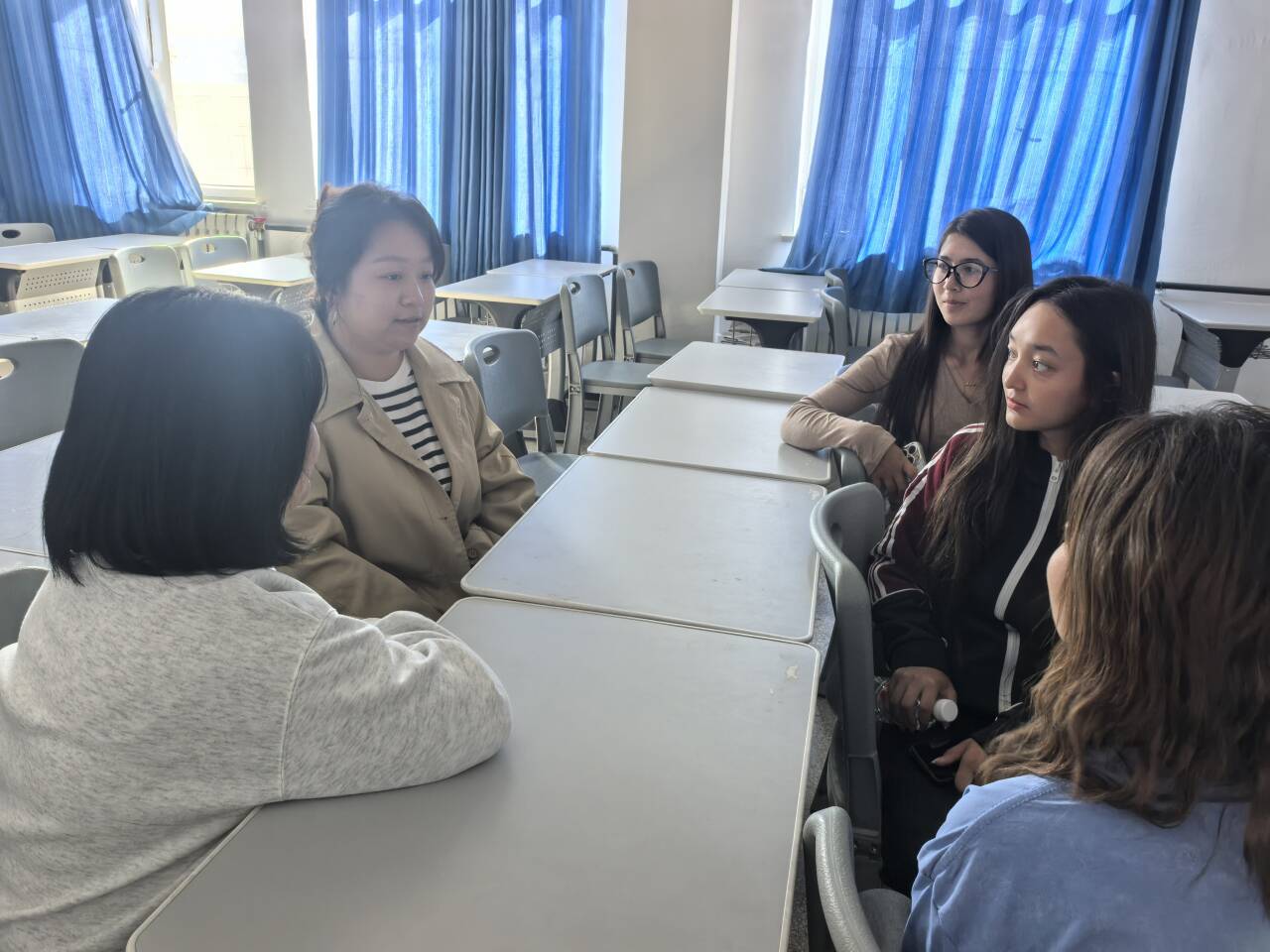 庆国庆 话成长——水利建筑工程学院开展师生联谊活动