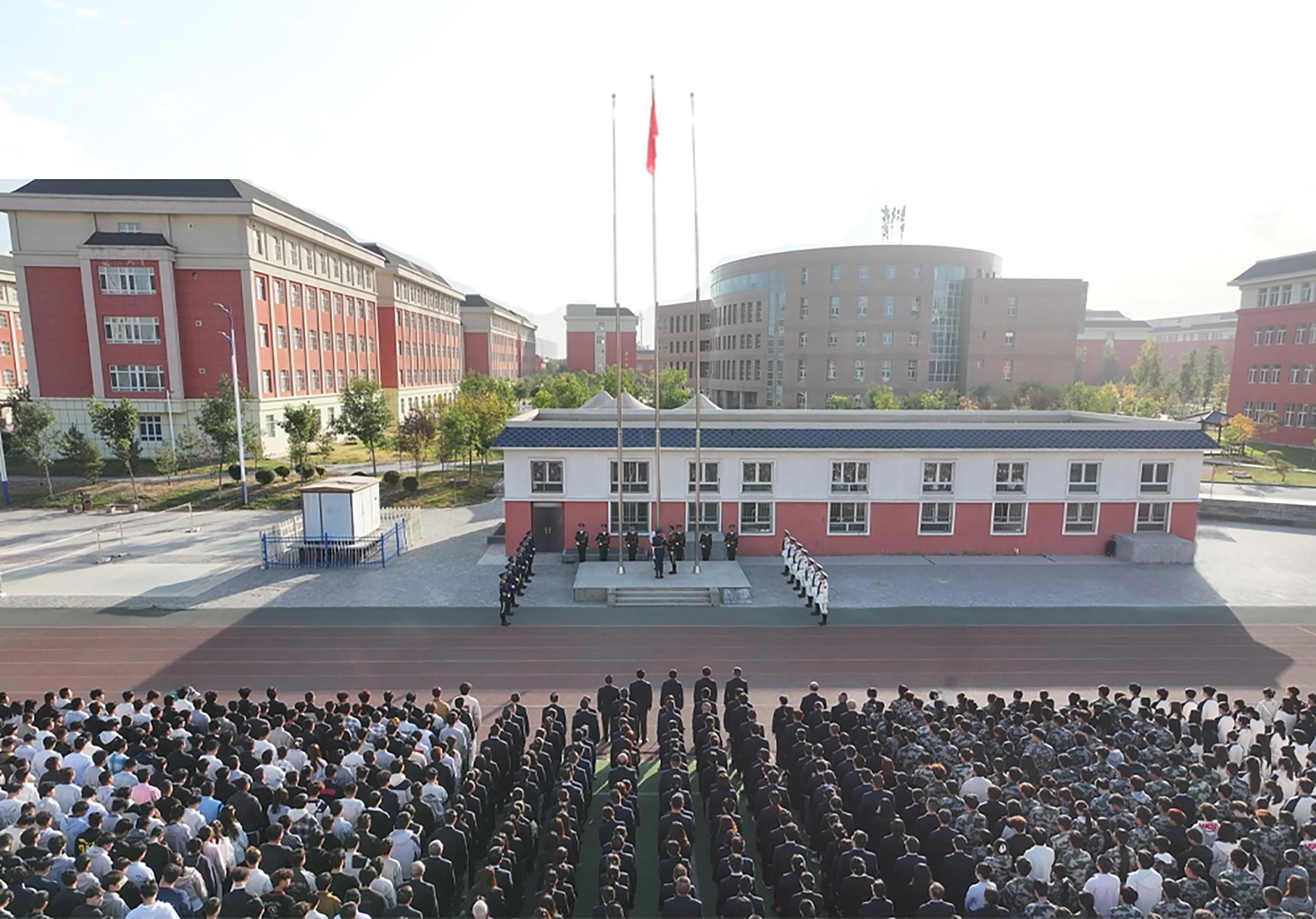 石河子职业技术大学举行升国旗仪式师生共庆新中国77周年华诞
