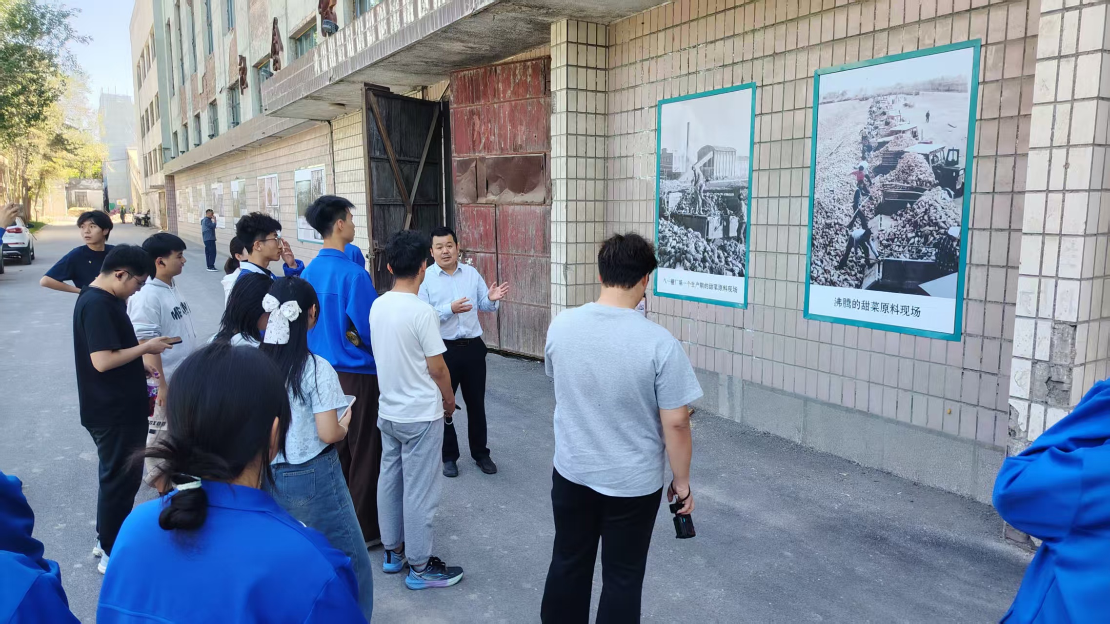 【2026行走的思政课】现代服务学院“行走的思政课”走进八一糖厂文创街区