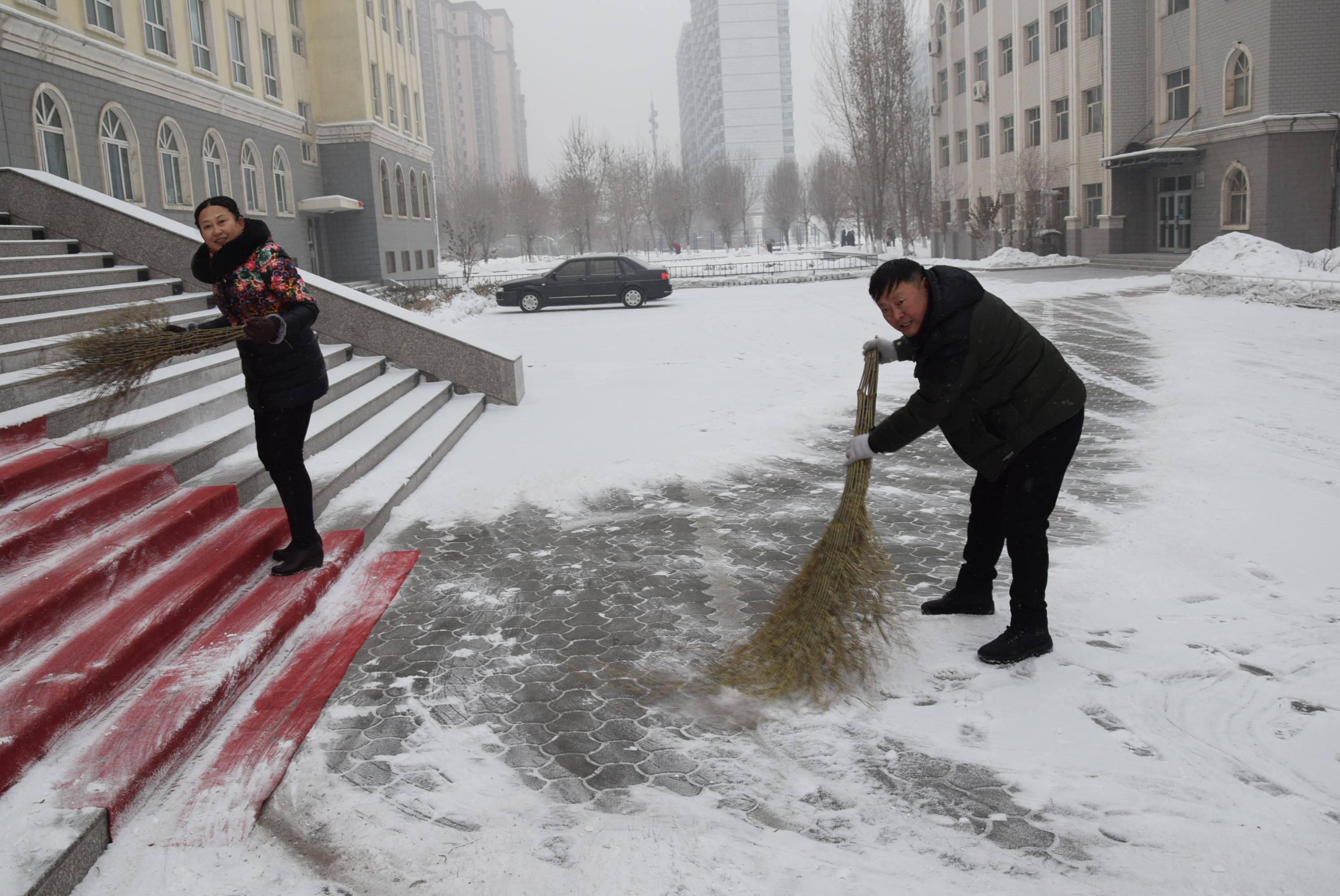 中职分院教师清扫积雪